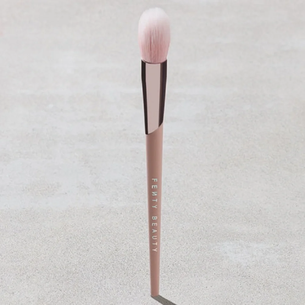 Fenty Beauty Highlighter Brush 135